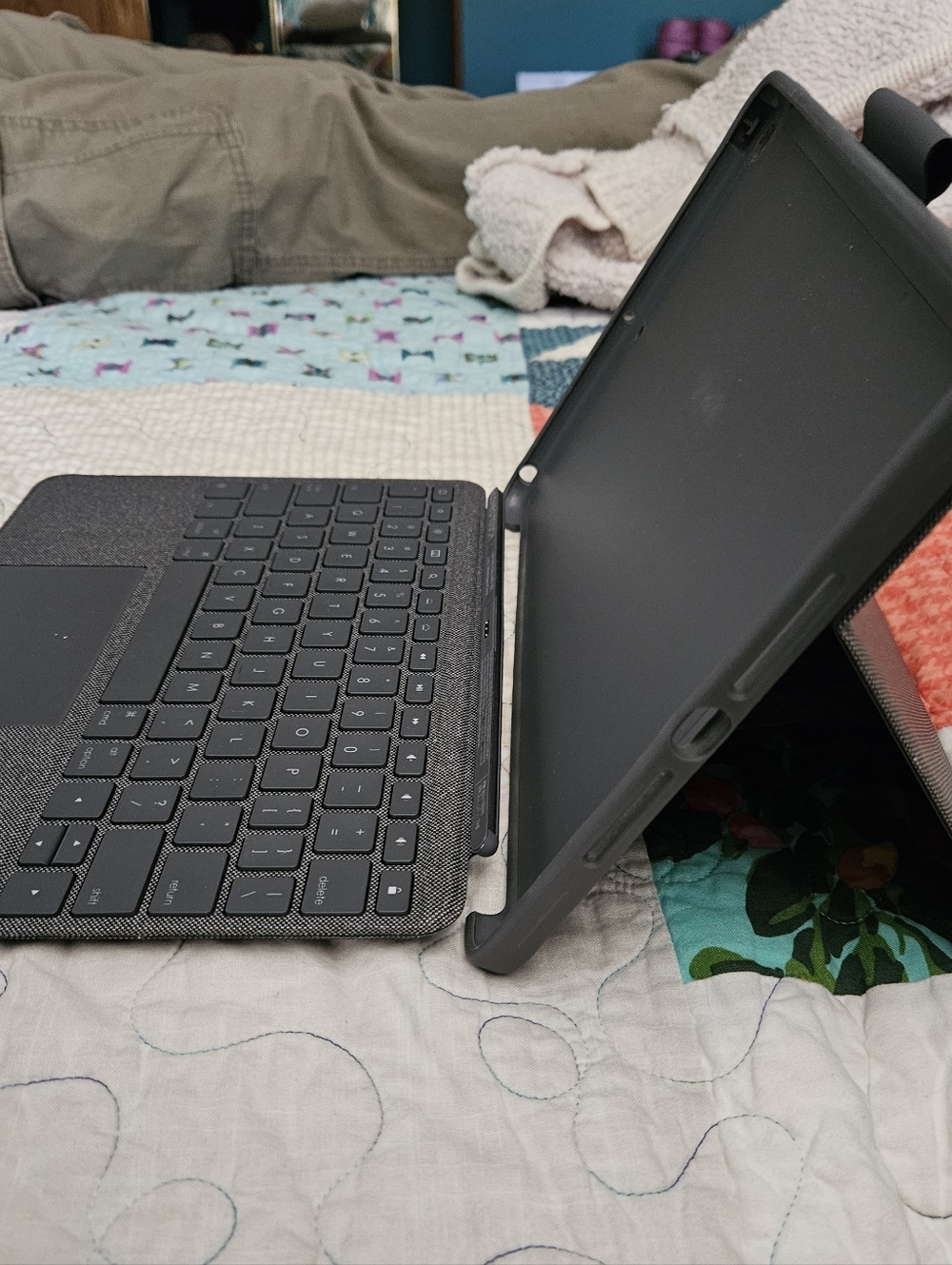 Logitech Keyboard Stand Case - Picture 2 of 5